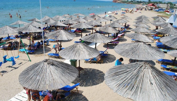 Местните се оплакват, че български групи заемат общинския плаж цял ден и не остава място за тях