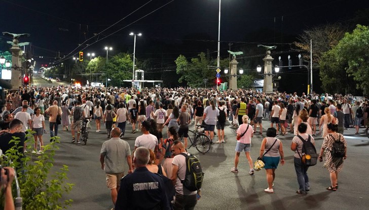 Демонстрантите от "Правосъдие за всеки" спряха движението в центъра на София Демонстрантите от "Правосъдие за всеки" спряха движението в центъра на София