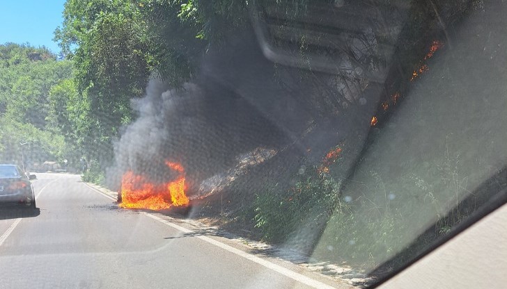 Колата на мъжа пламнала днес следобед до езерото в Николово Колата на мъжа пламнала днес следобед до езерото в Николово