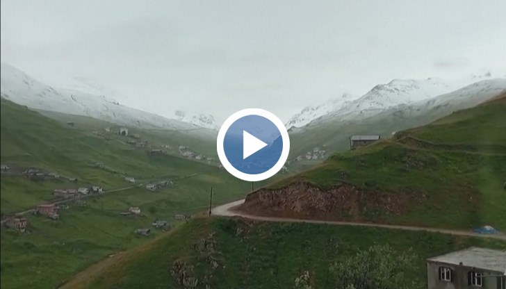 Докато пожарникарите се борят с горски пожари в Измир и Анталия, високите плата в североизточна Турция се покриха със сняг