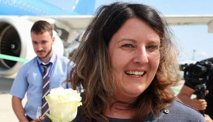 Щефи Круспе от Германия пристигна с полет от Лайпциг и беше тържествено приветствана от екипа на аерогарата