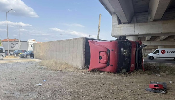 ТИР се обърна след сблъсък с кола