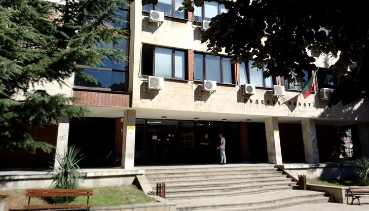 Нападателят е нанесъл удари с юмруци в главата на служителя и му причинил увреждане на слуха