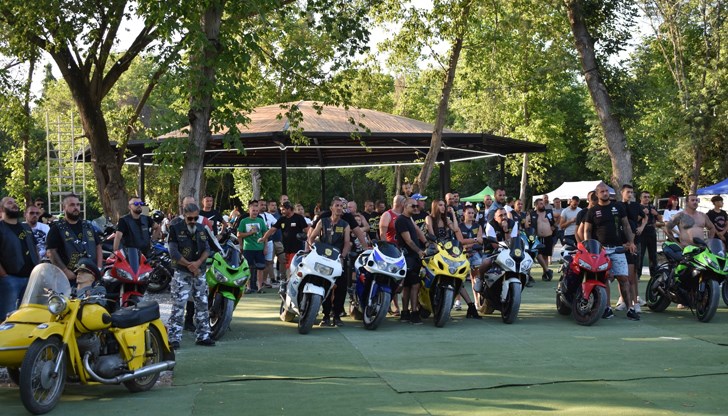 Над 120 мотористи от цялата страна участваха в зрелищно драг състезание