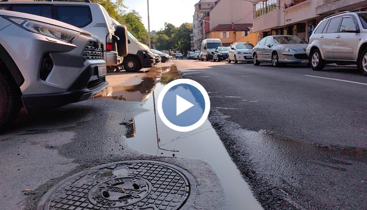 След вчерашния дъжд по паркинга се образуваха големи локви