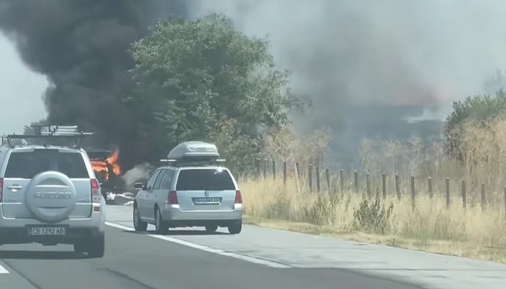 Огънят се разпространи заради силния вятър