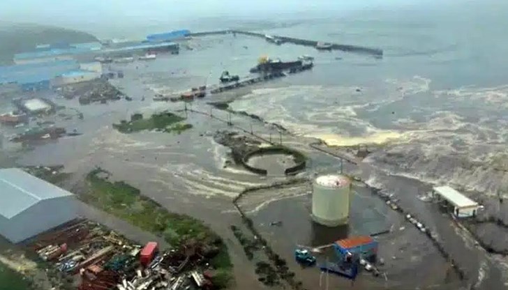 300 души са евакуирани, а кораби са отнесени в морето 300 души са евакуирани, а кораби са отнесени в морето