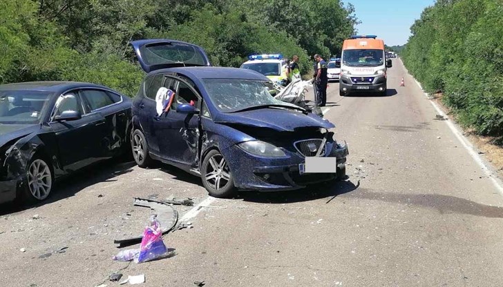 Камион се преобърна след удар с лека кола край Аркутино