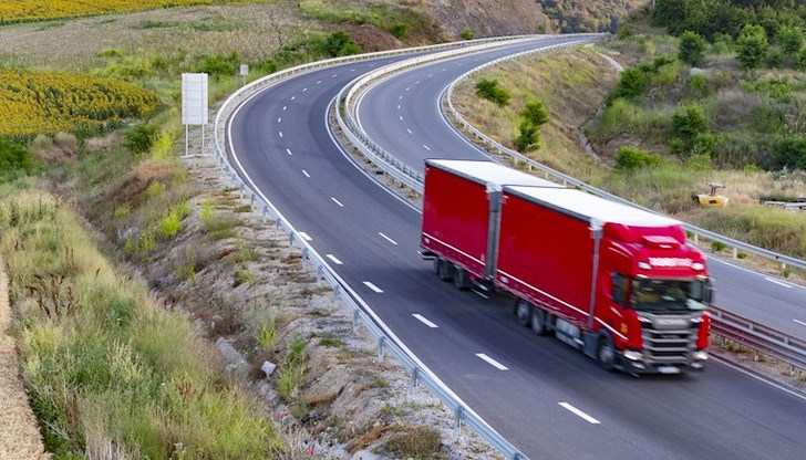 От понеделник до петък между 13:00 и 21:00 часа тежкотоварните превозни средства над 20 тона ще изчакват извън пътното платно От понеделник до петък между 13:00 и 21:00 часа тежкотоварните превозни средства над 20 тона ще изчакват извън пътното платно