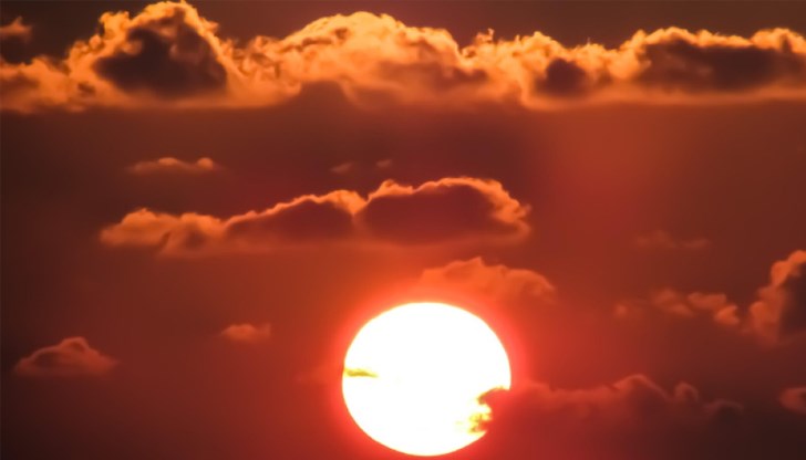 Анестезиологът доц. Филип Абединов обяснява рисковете от жегите и дава съвети за защита Анестезиологът доц. Филип Абединов обяснява рисковете от жегите и дава съвети за защита