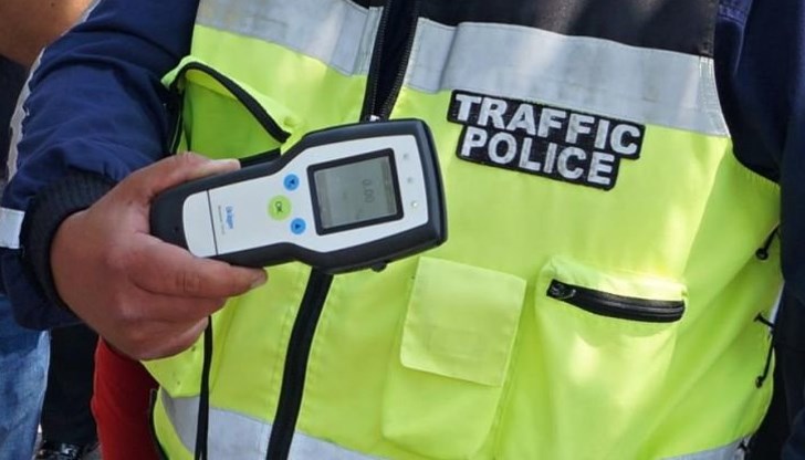 Полицаите забелязали, че автомобилът се движел неадекватно при излизане от града Полицаите забелязали, че автомобилът се движел неадекватно при излизане от града