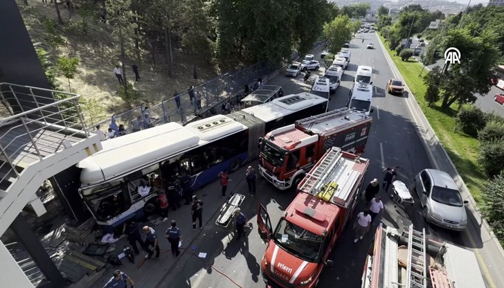 Превозното средство първо се блъснало в лекотоварен автомобил, а след това в бетонната преграда