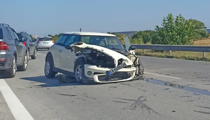 Два автомобила се удариха преди отбивката за село Скутаре