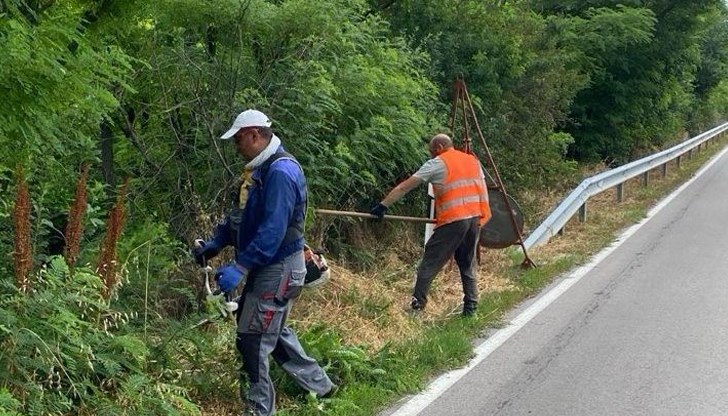 Дейностите включват косене на тревни площи и рязане на храсти между Две могили и Борово Дейностите включват косене на тревни площи и рязане на храсти между Две могили и Борово
