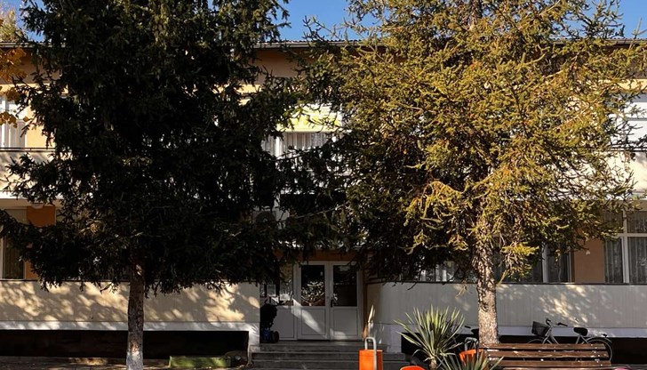 Повредена е вратата на учебното заведение