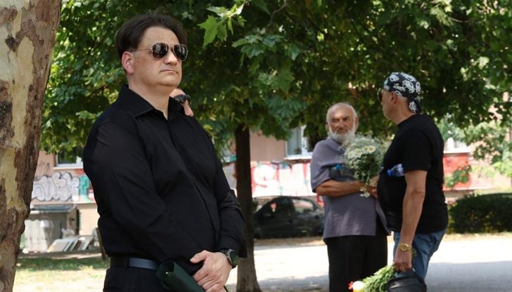 Министърът на културата отдаде почит на народната певица по време на поклонението в София