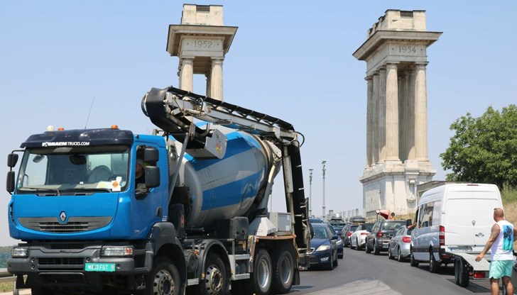 Трафикът е интензивен за леки автомобили в двете посоки Трафикът е интензивен за леки автомобили в двете посоки