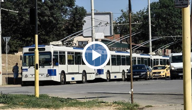 Кола помете две тийнейджърки край бившата Симова мелница