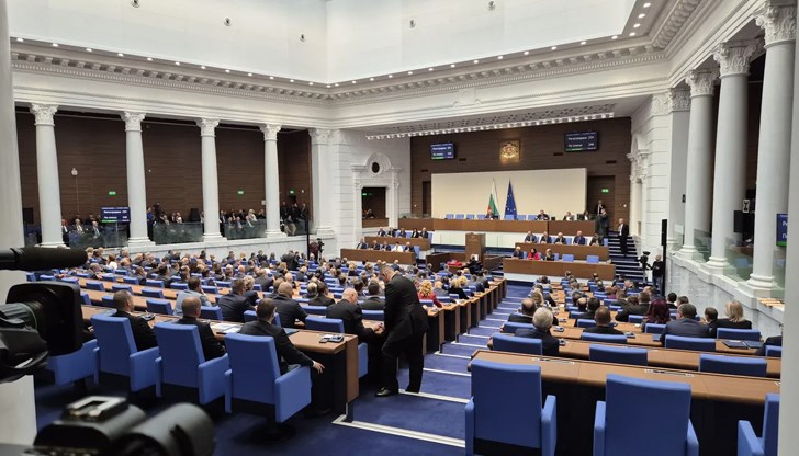 Опозицията атакува правителството заради провал във фискалната политика и влизането в еврозоната