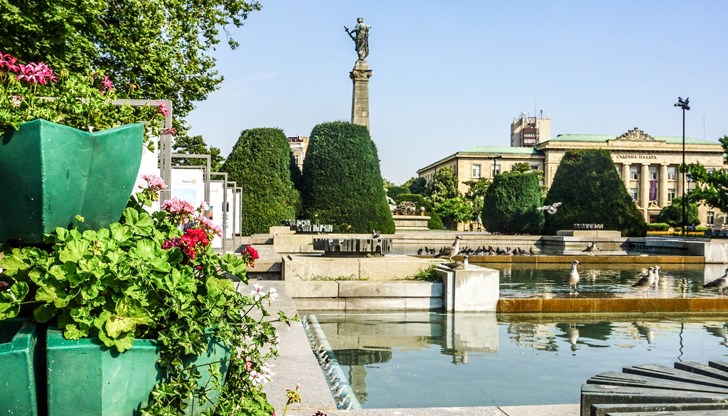 Доброволци към Младежкия червен кръст съветват хората как да се предпазят от горещинитеэ Доброволци към Младежкия червен кръст съветват хората как да се предпазят от горещинитеэ