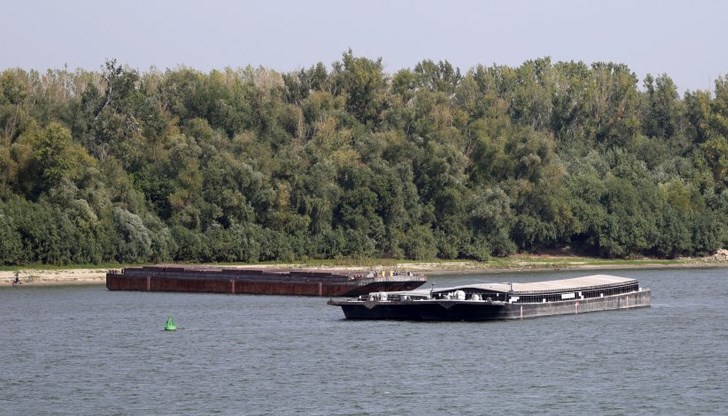 Корабоплаването в българския участък на реката е сериозно затруднено Корабоплаването в българския участък на реката е сериозно затруднено