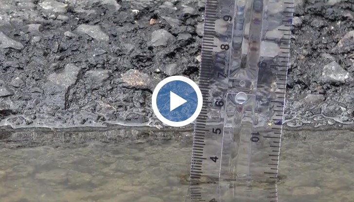 Заместник-кметът Здравка Великова обяснява проблема с денивелацията, която причинява събиране на дъждовна вода