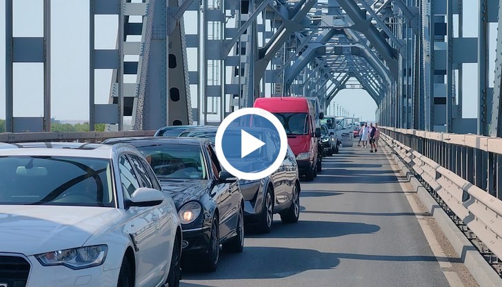 Шофьори чакат с часове при преминаване на границата, докато пропускането на автомобили остава хаотично и неравномерно