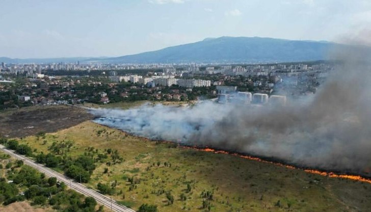 Сухи треви и храсти горят в близост до хипермаркети на булевард „Панчо Владигеров“