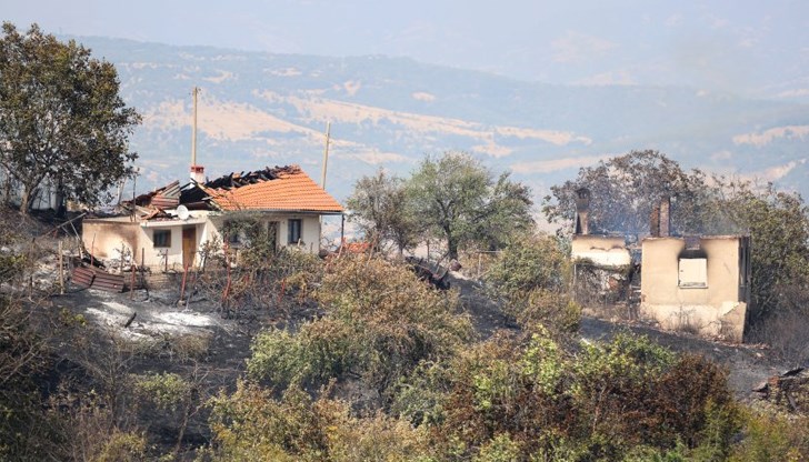 Четири хеликоптера работят на терен, вятърът затруднява гасенето Четири хеликоптера работят на терен, вятърът затруднява гасенето