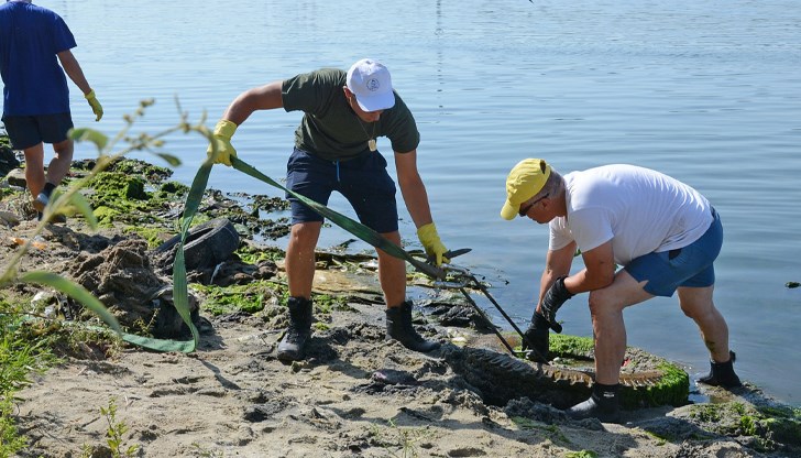 Включиха се тежка техника и представители на множество институции