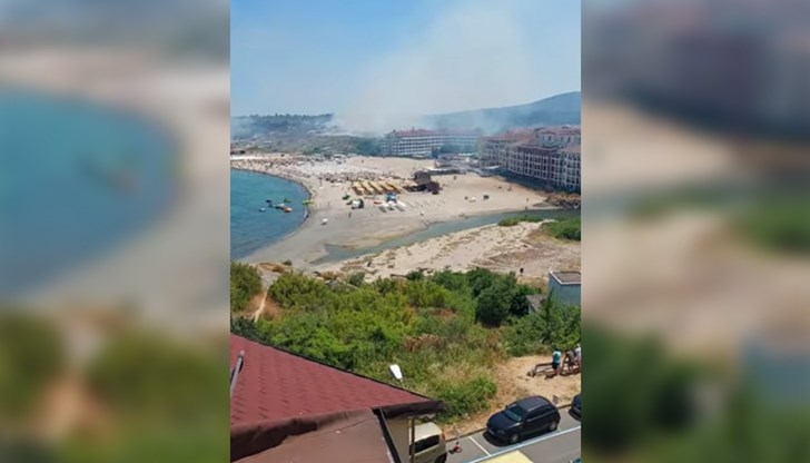 Пет пожарни екипа се борят с пламъците, полицията отцепи района Пет пожарни екипа се борят с пламъците, полицията отцепи района