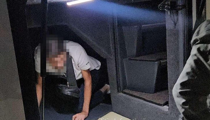 Автобусът пътувал по маршрута Турция-Германия с укрити мигранти Автобусът пътувал по маршрута Турция-Германия с укрити мигранти