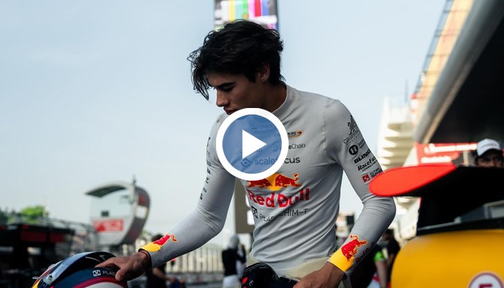 Българският пилот бе ударен от Бадоер в началото на състезанието и отпадна от борбата за челните места