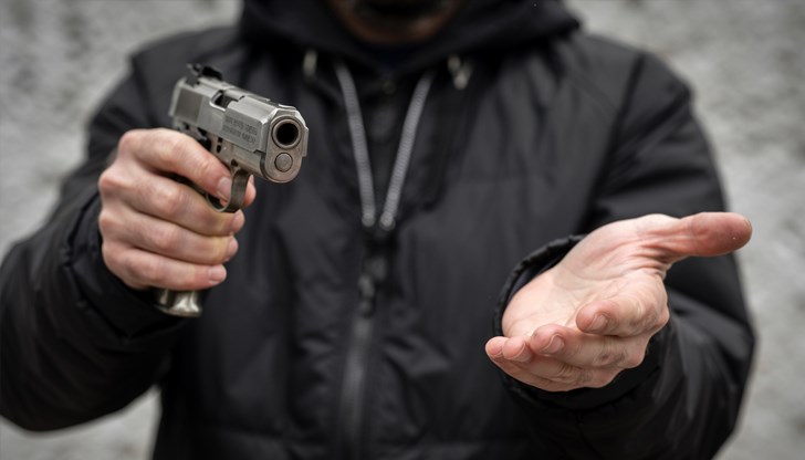 Нападателят носел черна маска и причинил наранявания на жертвата си Нападателят носел черна маска и причинил наранявания на жертвата си