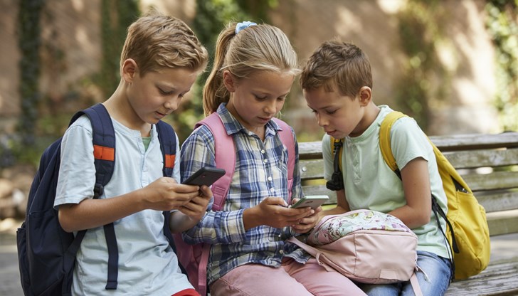 Три проекта предвиждат използване на изкуствен интелект и забрана на мобилните телефони