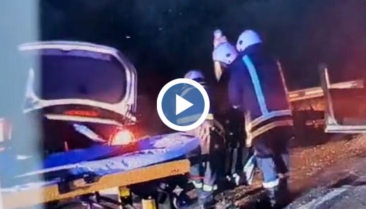 Ударили са се два леки автомобила, в които са пътували общо 8 младежи