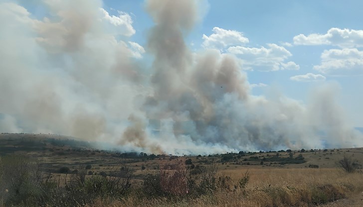 Пламъците застрашават къщите и природата в района на три села