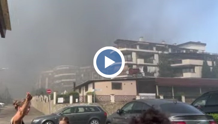 Хората започнаха да се евакуират от плажа заради над 30 взрива от горящи автомобили