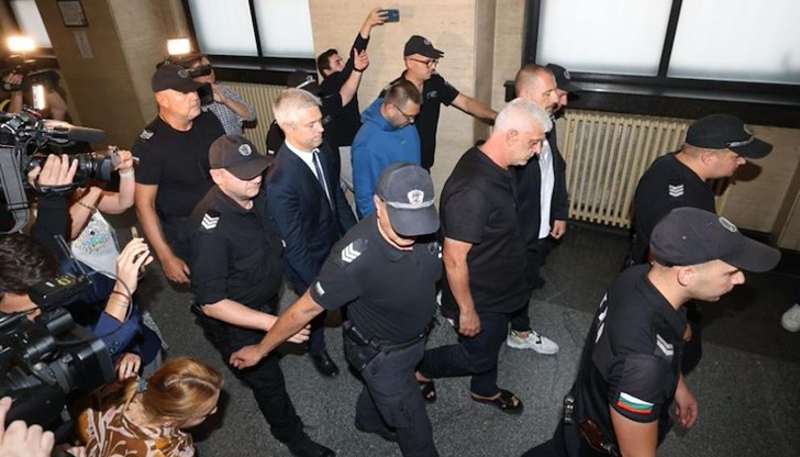 След 6-часово заседание четиримата обвиняеми получиха най-тежката мярка за неотклонение След 6-часово заседание четиримата обвиняеми получиха най-тежката мярка за неотклонение