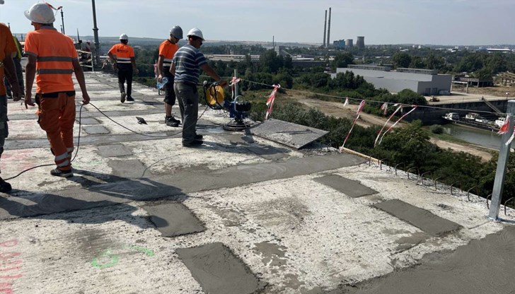 Завърши монтажът на стоманобетонни панели в част от ремонтирания участък на моста