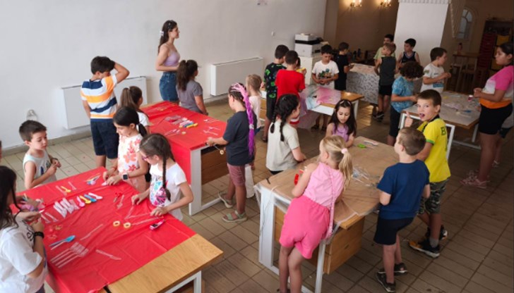 Десетки деца се потопиха в света на творчеството и експериментите