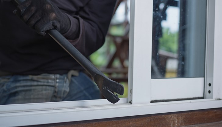 Апашите демонтирали прозорци на врати, за да откраднат хранителни продукти Апашите демонтирали прозорци на врати, за да откраднат хранителни продукти