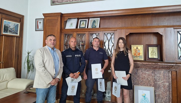 Валентин Христов връчи благодарствени грамоти на тримата служители