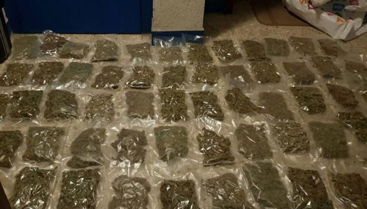 Трима босненски граждани са арестувани при опит за трафик на дрога в търговски район на австрийската столица Трима босненски граждани са арестувани при опит за трафик на дрога в търговски район на австрийската столица