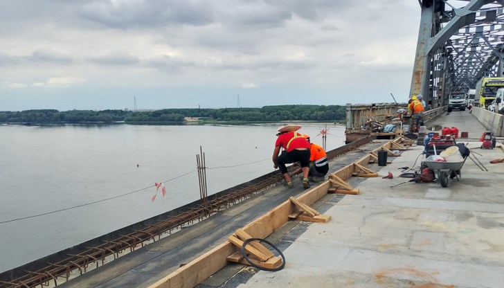 Приключи поставянето на 44 мостови отводнителя и се продължава с хидроизолацията