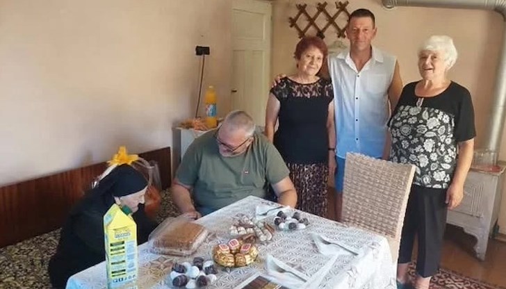 Кметът на Батак лично поздрави възрастната жена с цветя и подарък Кметът на Батак лично поздрави възрастната жена с цветя и подарък
