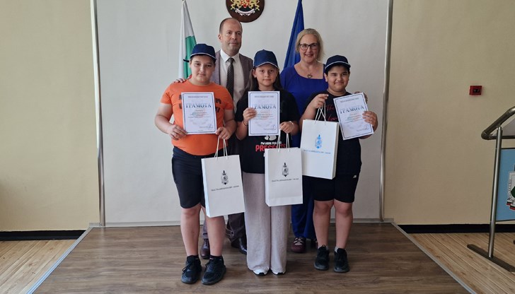 Децата получиха грамоти и подаръци от МВР