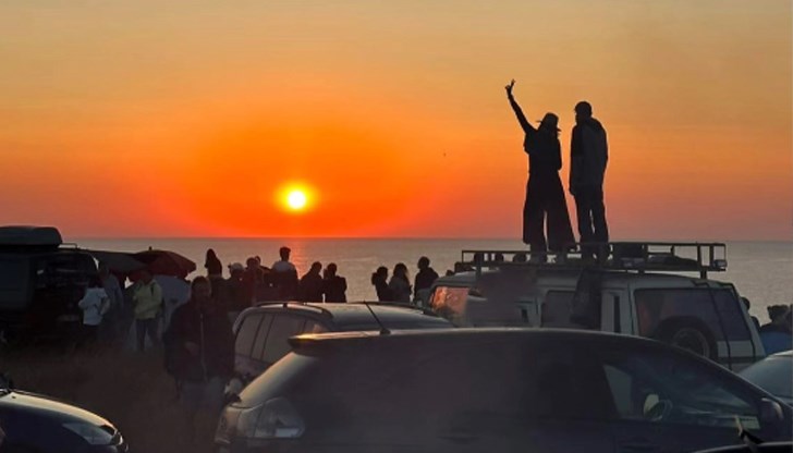 Най-масовото празнуване се проведе на Камен бряг, където първите слънчеви лъчи огряват България Най-масовото празнуване се проведе на Камен бряг, където първите слънчеви лъчи огряват България