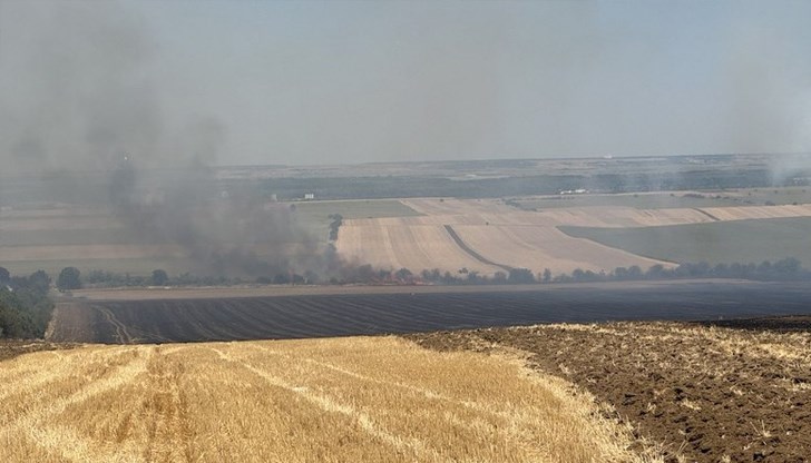 Продължава гасенето в отделни участъци