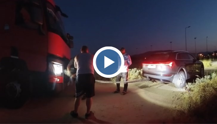 Тео помогна с джипа си на шофьора, докато ловеше сафриди в ранните часове